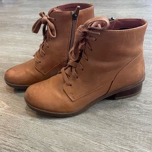 Dansko waterproof lace up booties. Size 37